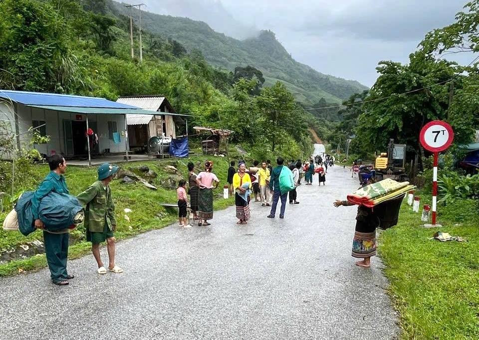 Vết nứt dài 300m trên núi Phà Mạt khiến 19 hộ dân Nghệ An phải di dời khẩn cấp - Ảnh 2.