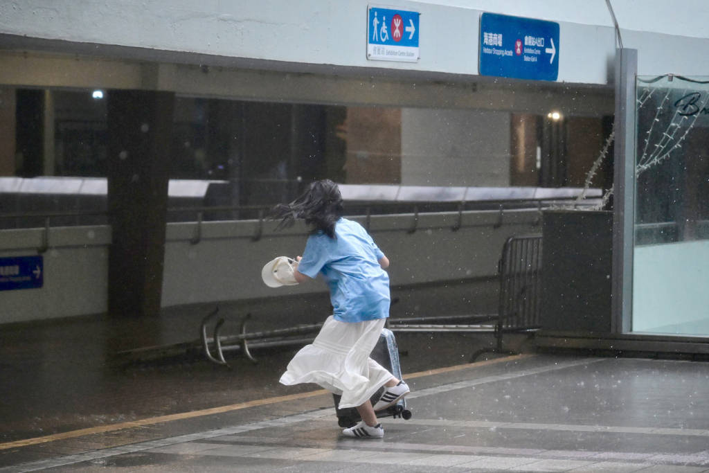 Đ&acirc;y l&agrave; mức độ t&agrave;n ph&aacute; của b&atilde;o Wipha tại Trung Quốc: Mưa xối xả, c&acirc;y bật gốc v&agrave; cảnh b&aacute;o nguy cơ tiếp diễn- Ảnh 6.