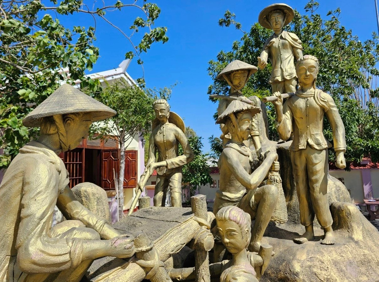 Bà Rịa hiến 300 mẫu ruộng cho người nghèo , tên tỉnh mới tại TPHCM - Ảnh 2. Bà Rịa hiến 300 mẫu ruộng cho người nghèo , tên tỉnh mới tại TPHCM - Ảnh 2.