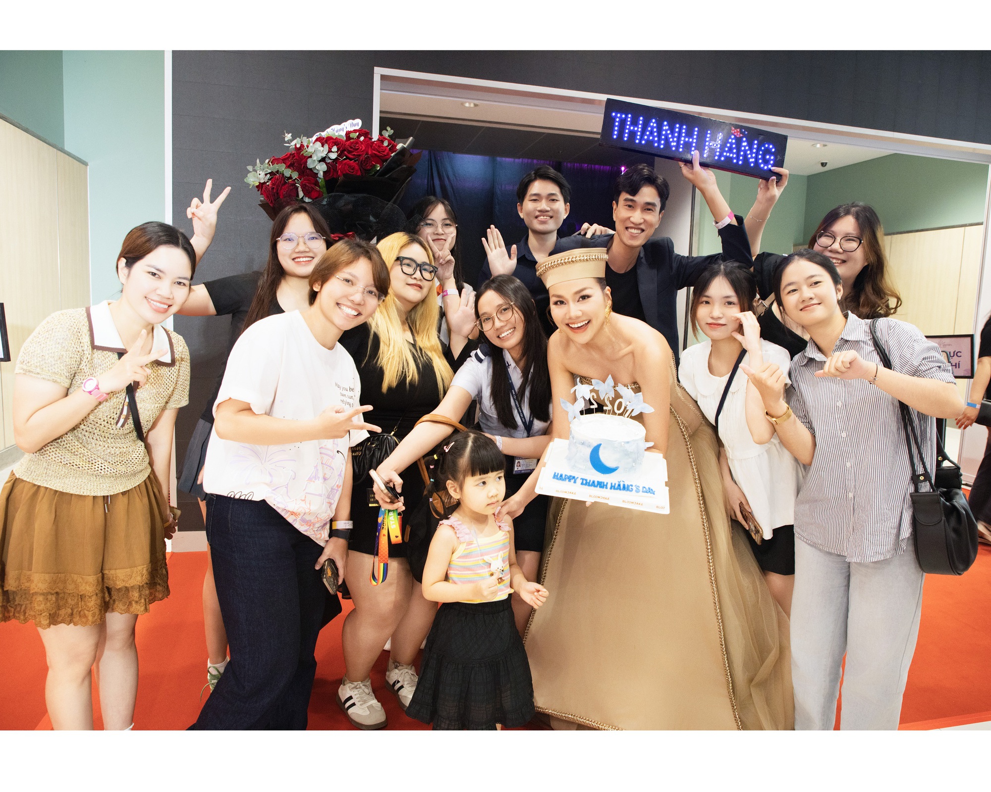 Thanh Hằng được fan "đánh úp" lúc nửa đêm mừng sinh nhật- Ảnh 4. Thanh Hằng được fan "đánh úp" lúc nửa đêm mừng sinh nhật- Ảnh 4.
