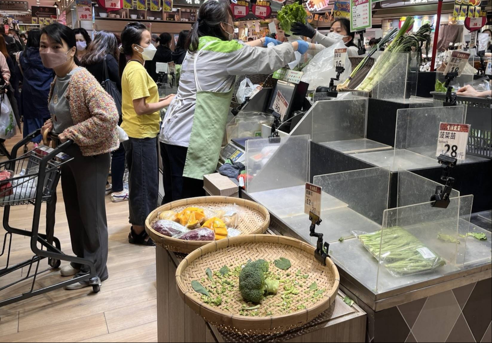 B&ecirc;n trong si&ecirc;u thị trống trơn trước b&atilde;o Wipha, 1 loại rau bị người Trung Quốc đồng loạt bỏ lại: L&yacute; do g&igrave; bị "ghẻ lạnh"?- Ảnh 1.