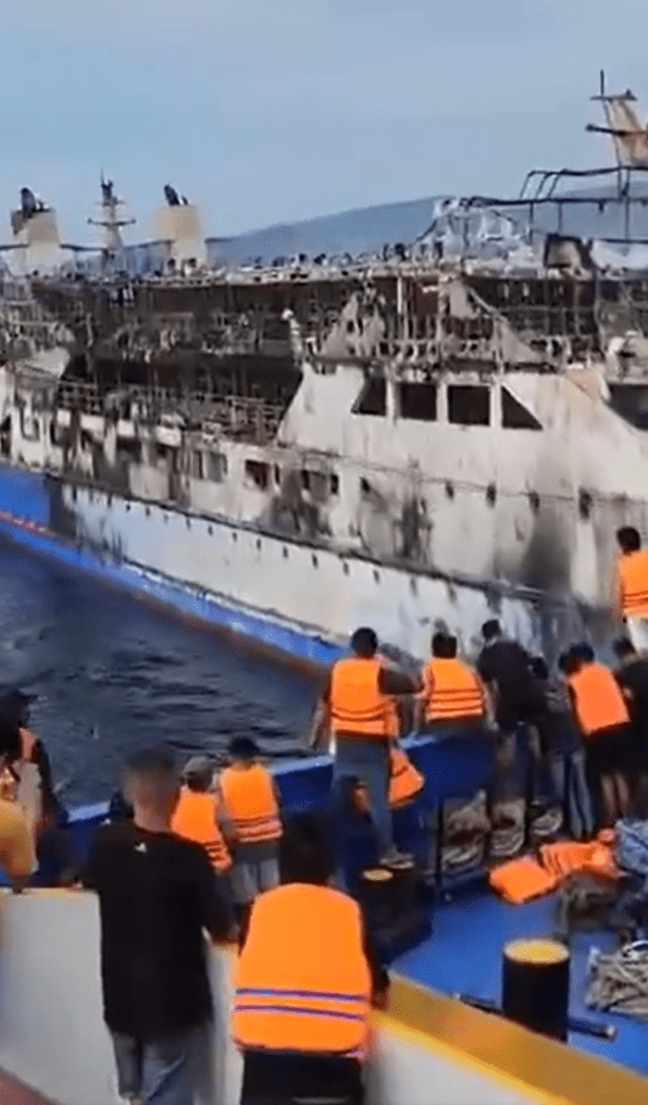 Hành khách nhảy xuống biển để thoát thân khỏi con tàu đang bốc cháy ngùn ngụt, tiếng la hét khắp nơi- Ảnh 2. Hành khách nhảy xuống biển để thoát thân khỏi con tàu đang bốc cháy ngùn ngụt, tiếng la hét khắp nơi- Ảnh 2.