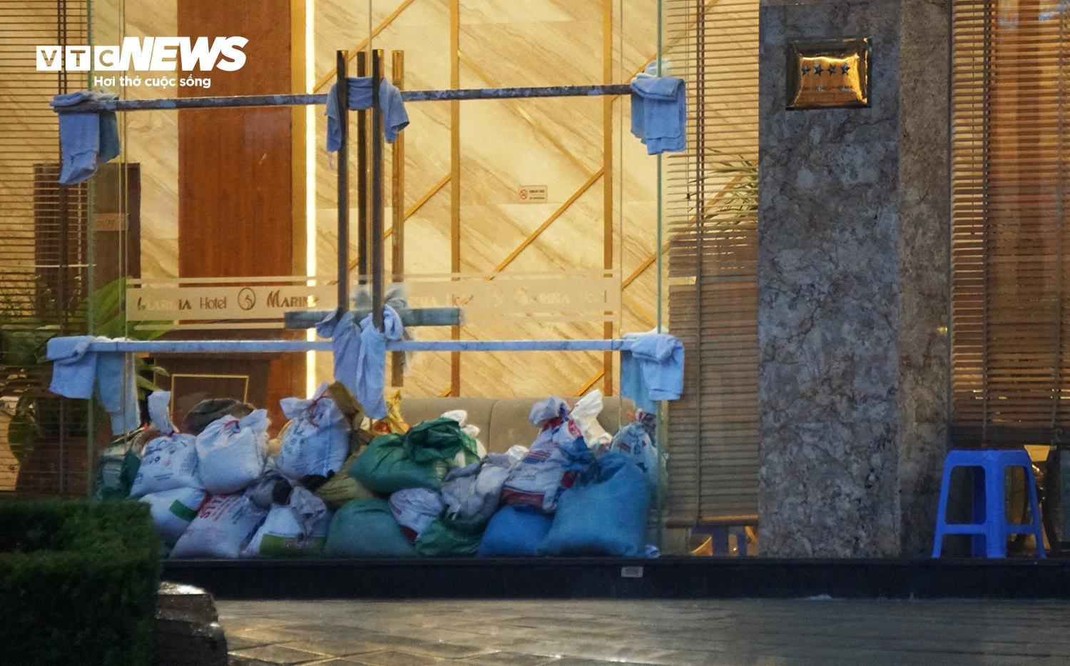 Người dân Quảng Ninh chặn bão Wipha bằng container và xe tải trước cửa hàng hải sản - Ảnh 6.