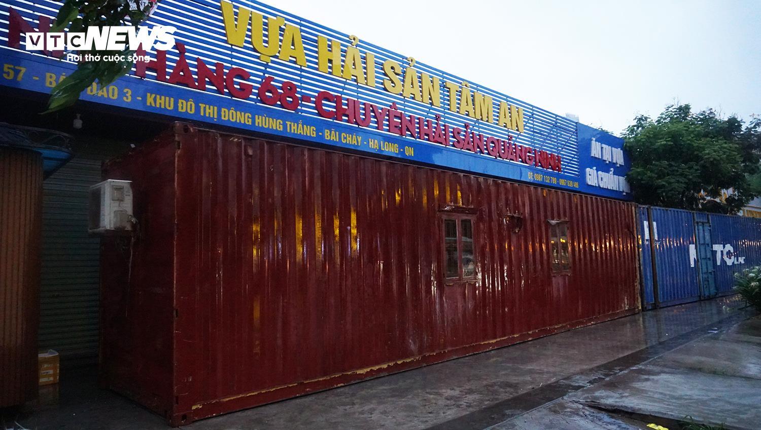 Người dân Quảng Ninh chặn bão Wipha bằng container và xe tải trước cửa hàng hải sản - Ảnh 3.
