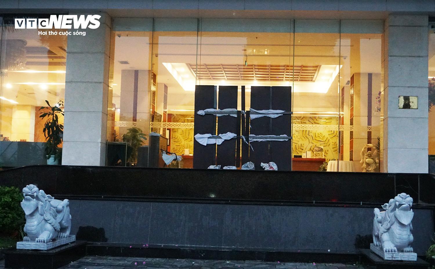 Người dân Quảng Ninh chặn bão Wipha bằng container và xe tải trước cửa hàng hải sản - Ảnh 5.