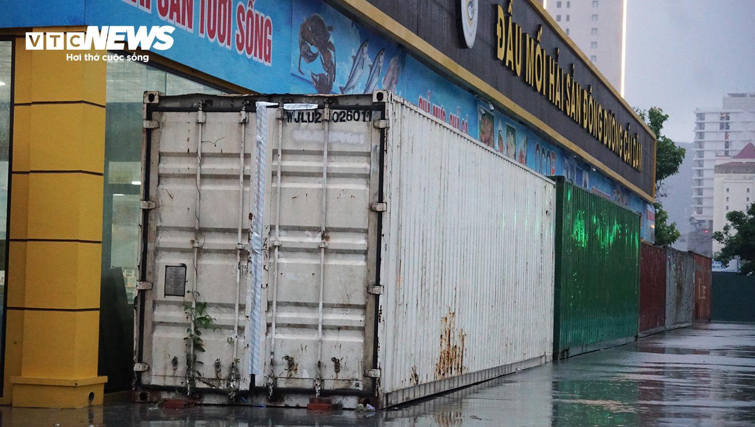 Người dân Quảng Ninh chặn bão Wipha bằng container và xe tải trước cửa hàng hải sản - Ảnh 2.