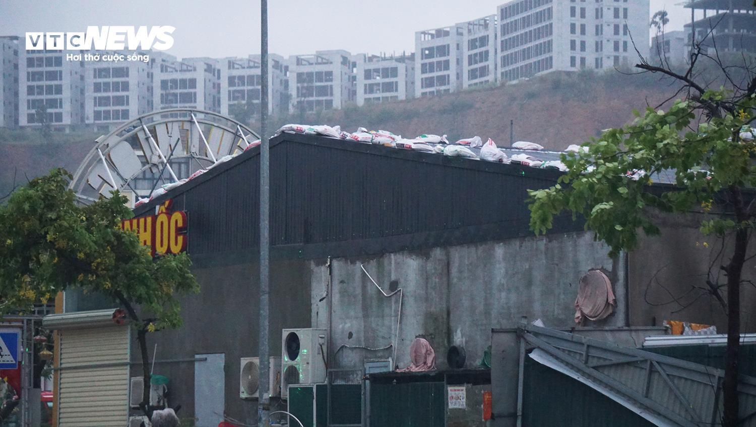 Người dân Quảng Ninh chặn bão Wipha bằng container và xe tải trước cửa hàng hải sản - Ảnh 7.