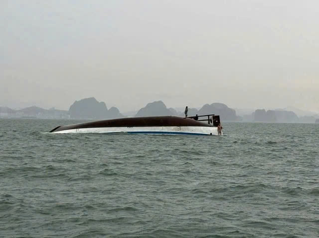 Bồi thường nạn nhân vụ chìm tàu Vịnh Hạ Long: Hơn 1 , 3 tỉ đồng từ bảo hiểm Bảo Việt - Ảnh 1. Bồi thường nạn nhân vụ chìm tàu Vịnh Hạ Long: Hơn 1 , 3 tỉ đồng từ bảo hiểm Bảo Việt - Ảnh 1.