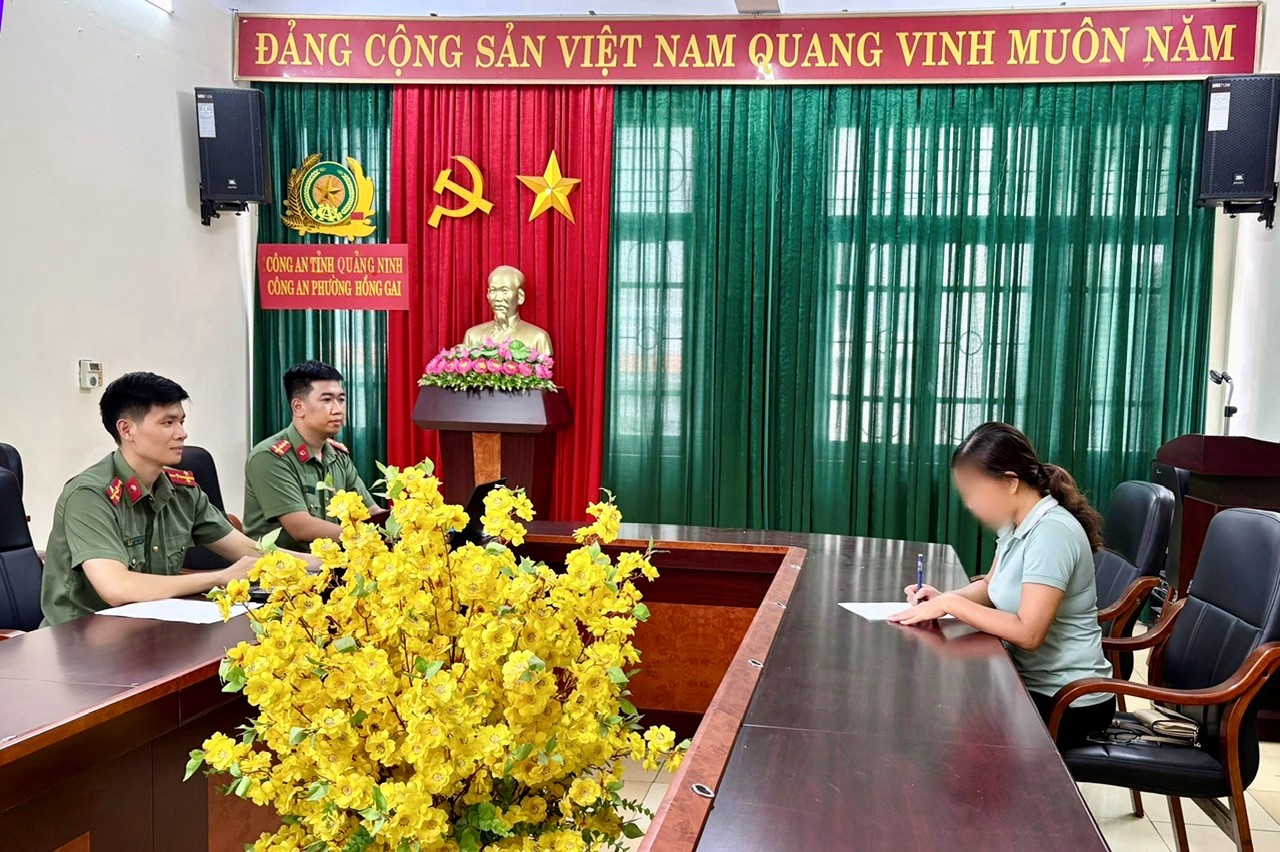 Công an Quảng Ninh xử phạt người phụ nữ đăng tin sai sự thật về vụ lật tàu trên vịnh Hạ Long- Ảnh 1.