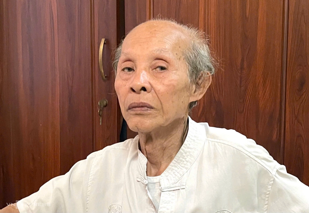 Nam nghệ sĩ nổi tiếng U90, nhà đường Giải Phóng: Chữa bệnh miễn phí, đọc sách, tụng kinh mỗi ngày - Ảnh 1. Nam nghệ sĩ nổi tiếng U90, nhà đường Giải Phóng: Chữa bệnh miễn phí, đọc sách, tụng kinh mỗi ngày - Ảnh 1.