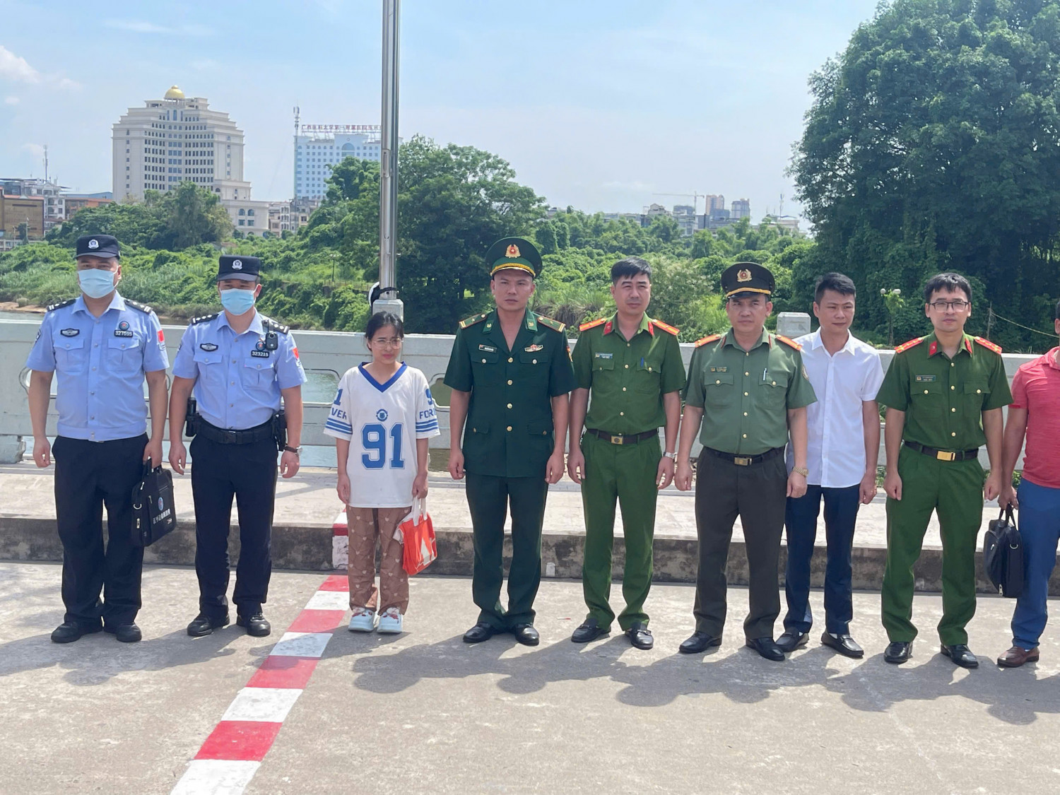 Gió mạnh ở Đà Lạt gây cây xanh bật gốc đè bẹp ô tô trong công viên Xuân Hương - Ảnh 1.