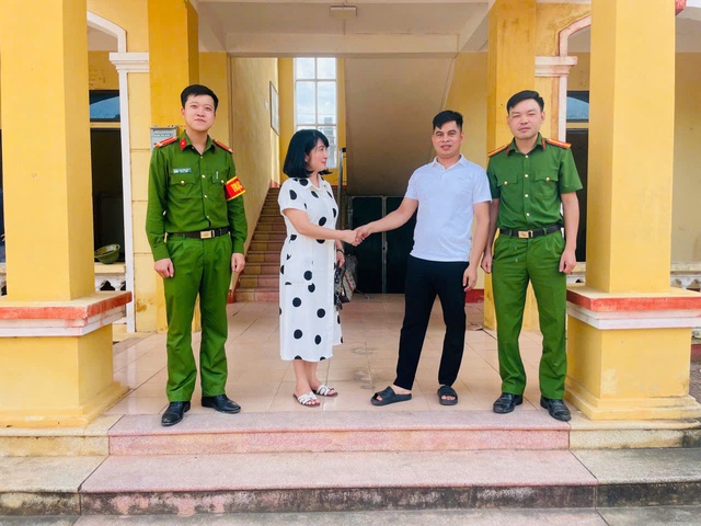 Nhận được hơn 118 triệu đồng chuyển khoản từ Hà Nội, giám đốc công ty vàng bạc vội vàng lên công an xã làm việc - Ảnh 2.