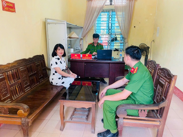 Nhận được hơn 118 triệu đồng chuyển khoản từ Hà Nội, giám đốc công ty vàng bạc vội vàng lên công an xã làm việc - Ảnh 1.