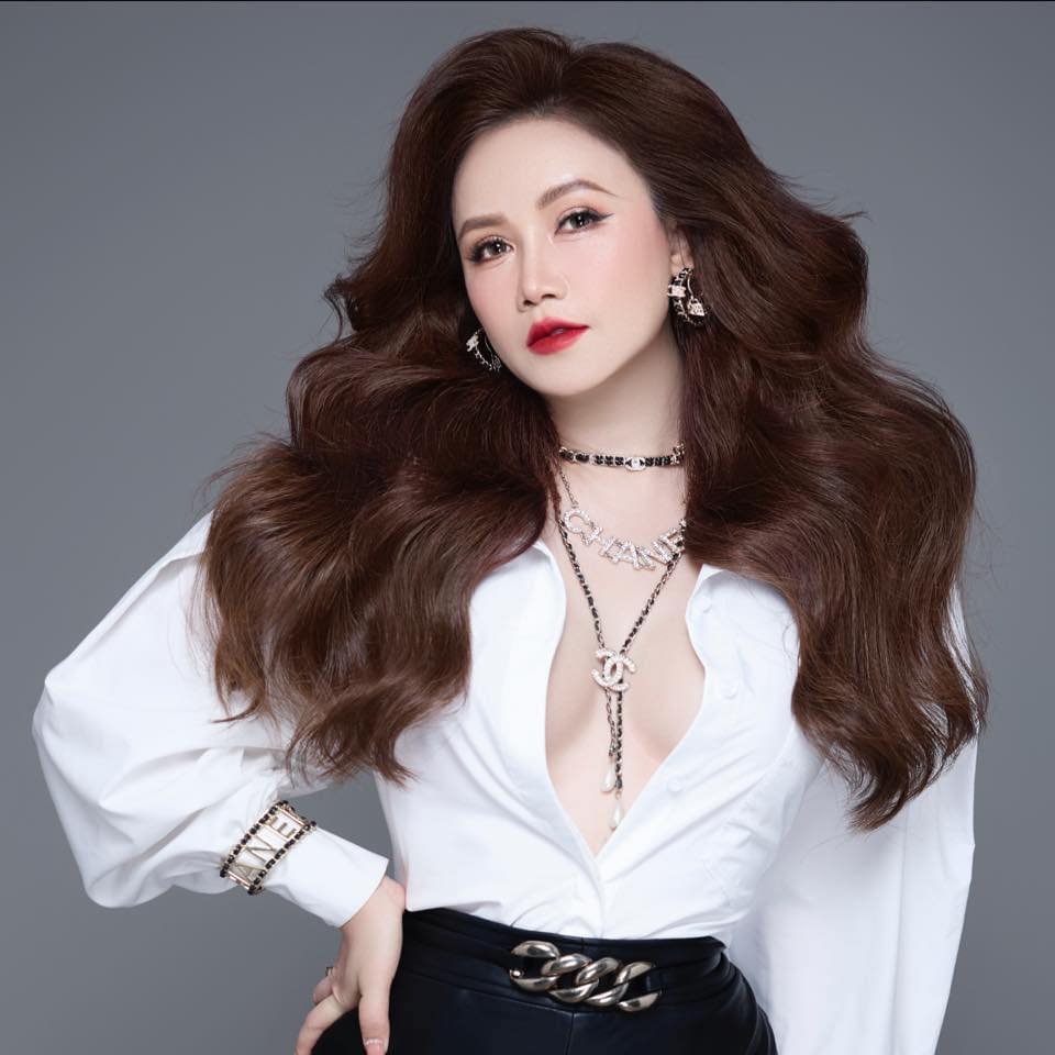 Nữ diễn viên Vbiz nói gì khi bị mỉa mai “4 đời chồng rồi còn đòi phát sáng sau ly hôn”
- Ảnh 1. Nữ diễn viên Vbiz nói gì khi bị mỉa mai “4 đời chồng rồi còn đòi phát sáng sau ly hôn”
- Ảnh 1.