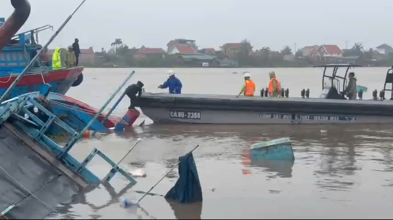 Gió lốc khiến tàu cá lật chìm ở Quảng Ninh , 9 thuyền viên được cứu an toàn - Ảnh 1.