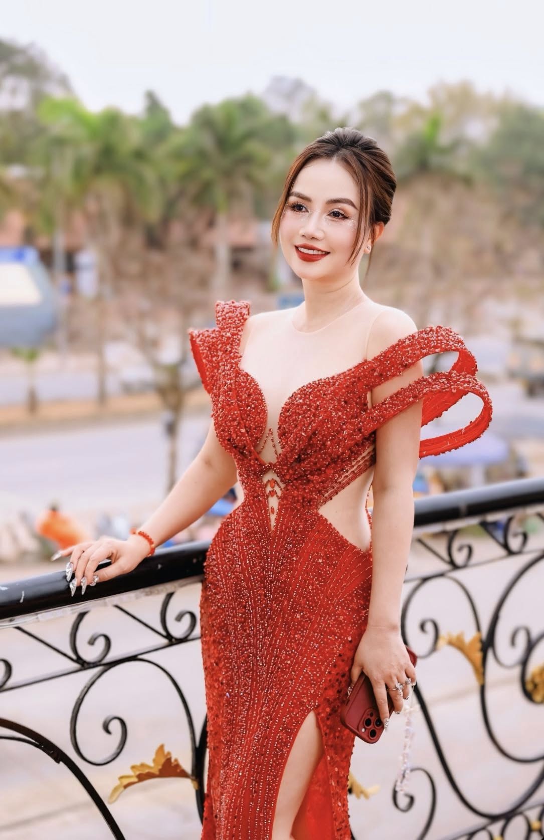 Nữ diễn viên Vbiz nói gì khi bị mỉa mai “4 đời chồng rồi còn đòi phát sáng sau ly hôn”
- Ảnh 2. Nữ diễn viên Vbiz nói gì khi bị mỉa mai “4 đời chồng rồi còn đòi phát sáng sau ly hôn”
- Ảnh 2.