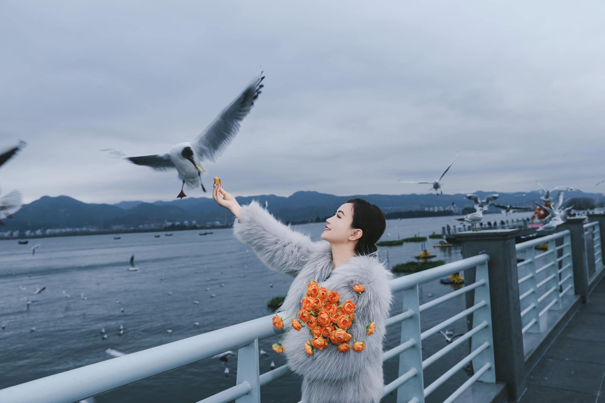 Nữ diễn viên Vbiz nói gì khi bị mỉa mai “4 đời chồng rồi còn đòi phát sáng sau ly hôn”
- Ảnh 3. Nữ diễn viên Vbiz nói gì khi bị mỉa mai “4 đời chồng rồi còn đòi phát sáng sau ly hôn”
- Ảnh 3.