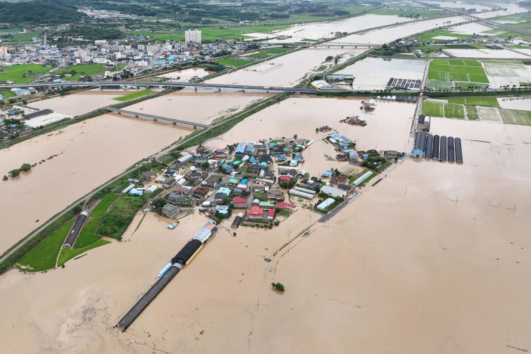 To&agrave;n cảnh lũ lụt kinh ho&agrave;ng ở H&agrave;n Quốc: "Mặt đất đột nhi&ecirc;n sụt xuống, nước d&acirc;ng l&ecirc;n đến tận cổ" - Ảnh 6.