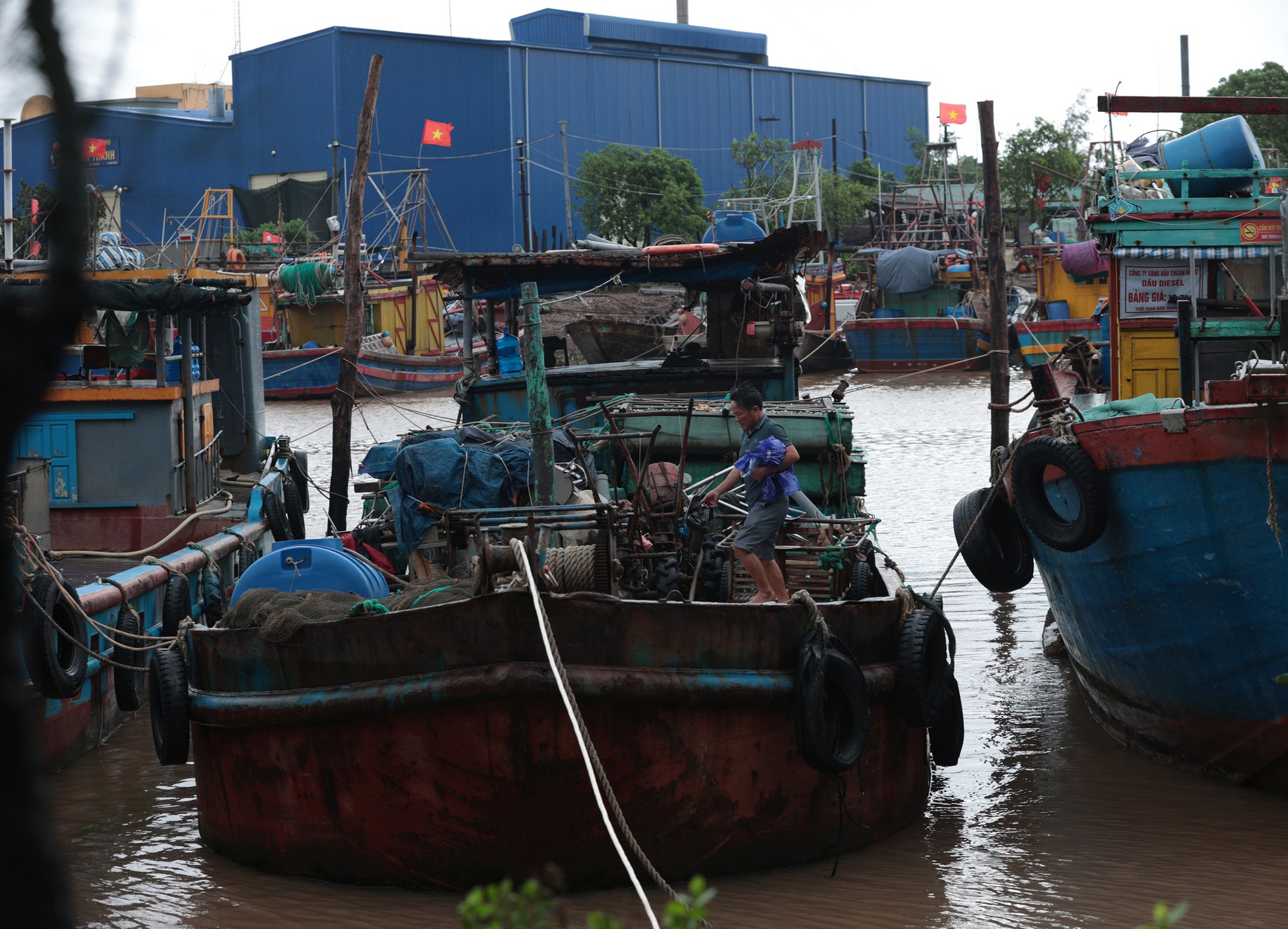 Trực tiếp bão số 3 Wipha: Bão áp sát đất liền nhưng nhiều nơi trời hửng nắng, liệu có bất thường?- Ảnh 15. Trực tiếp bão số 3 Wipha: Bão áp sát đất liền nhưng nhiều nơi trời hửng nắng, liệu có bất thường?- Ảnh 15.