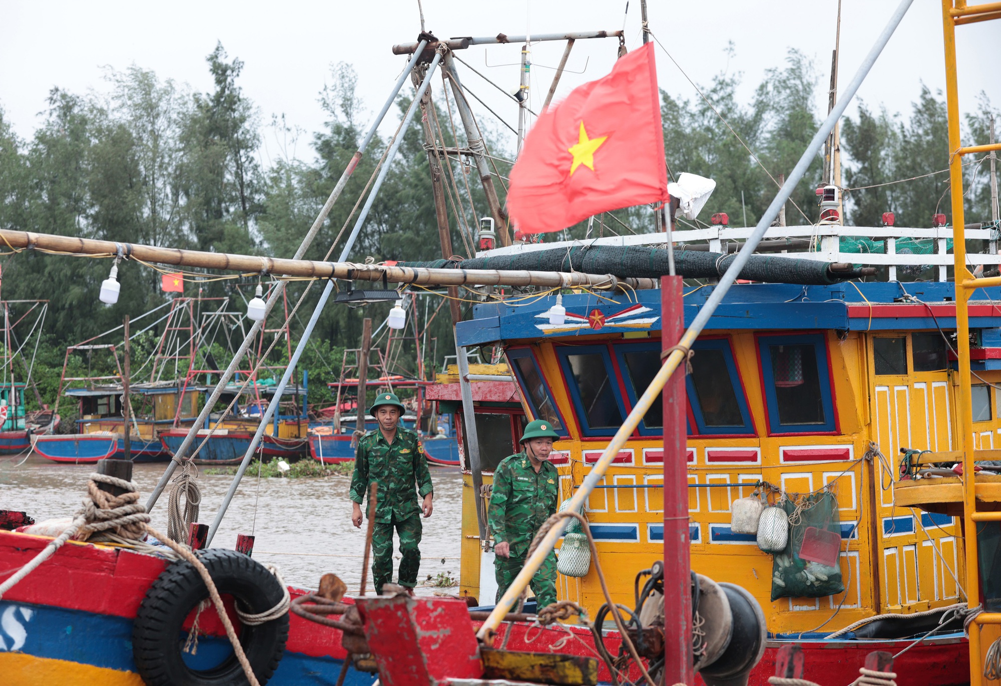 Trực tiếp bão số 3 Wipha: Bão áp sát đất liền nhưng nhiều nơi trời hửng nắng, liệu có bất thường?- Ảnh 13. Trực tiếp bão số 3 Wipha: Bão áp sát đất liền nhưng nhiều nơi trời hửng nắng, liệu có bất thường?- Ảnh 13.