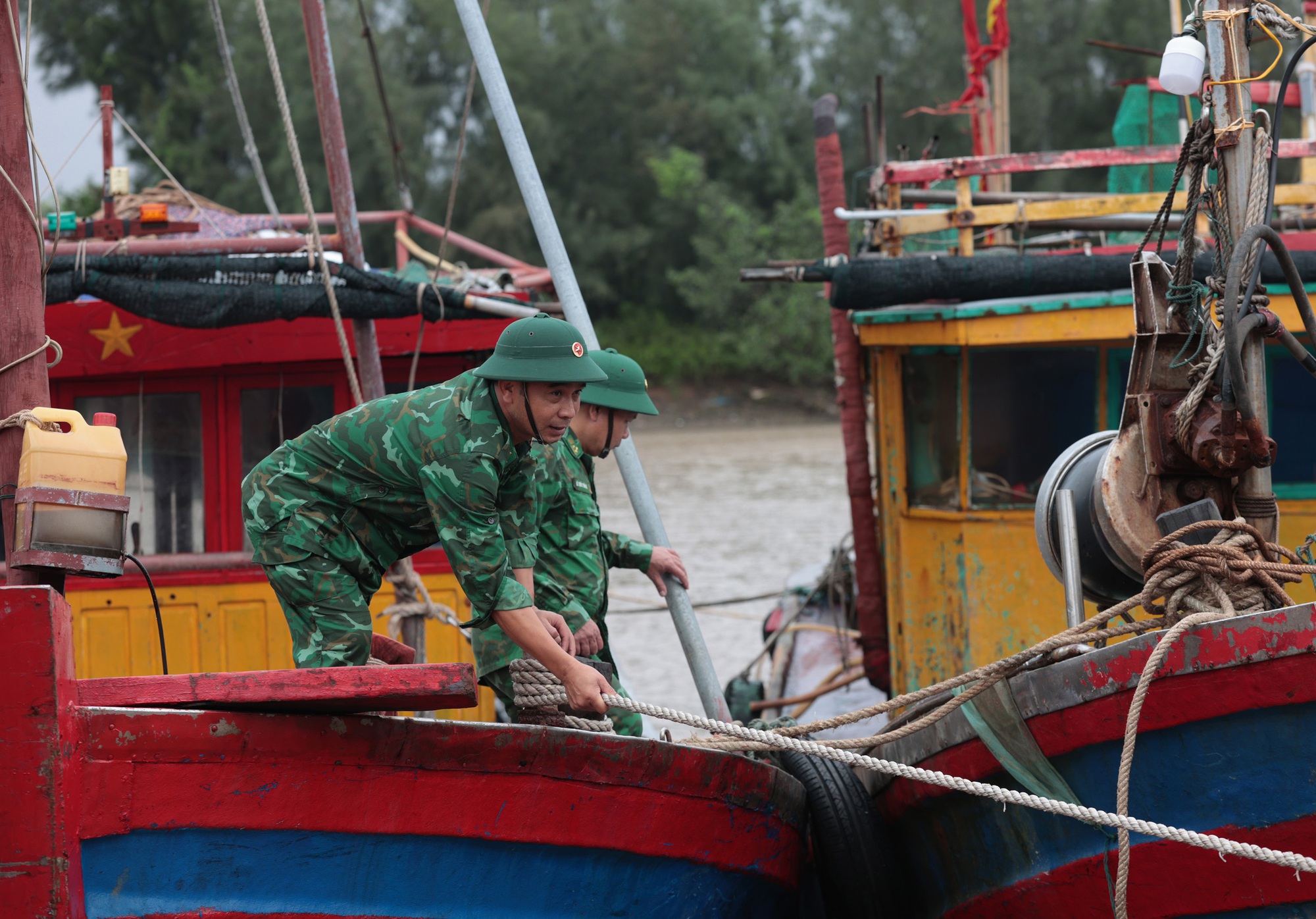 Trực tiếp bão số 3 Wipha: Bão áp sát đất liền nhưng nhiều nơi trời hửng nắng, liệu có bất thường?- Ảnh 14. Trực tiếp bão số 3 Wipha: Bão áp sát đất liền nhưng nhiều nơi trời hửng nắng, liệu có bất thường?- Ảnh 14.