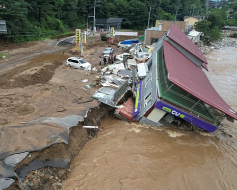 To&agrave;n cảnh lũ lụt kinh ho&agrave;ng ở H&agrave;n Quốc: "Mặt đất đột nhi&ecirc;n sụt xuống, nước d&acirc;ng l&ecirc;n đến tận cổ" - Ảnh 4.