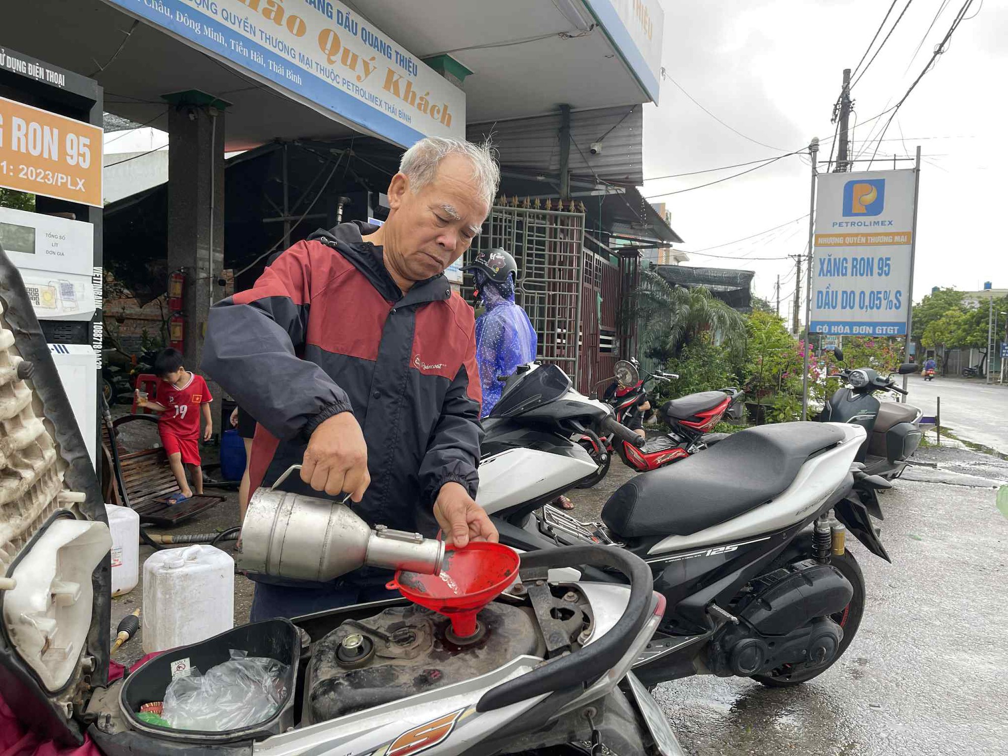 Trực tiếp bão số 3 Wipha: Bão áp sát đất liền nhưng nhiều nơi trời hửng nắng, liệu có bất thường?- Ảnh 19. Trực tiếp bão số 3 Wipha: Bão áp sát đất liền nhưng nhiều nơi trời hửng nắng, liệu có bất thường?- Ảnh 19.