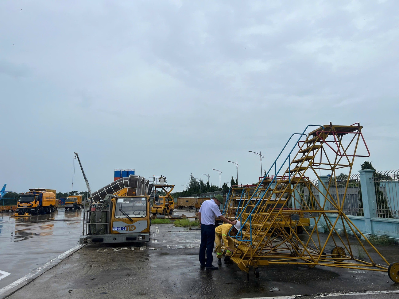 Cận cảnh chằng néo máy bay ứng phó bão số 3 tại việt nam - Ảnh 21.