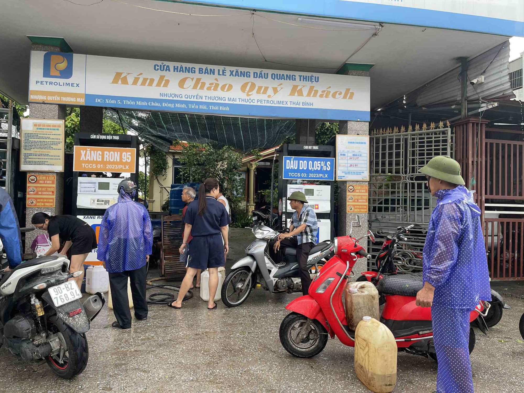 Trực tiếp bão số 3 Wipha: Bão áp sát đất liền nhưng nhiều nơi trời hửng nắng, liệu có bất thường?- Ảnh 18. Trực tiếp bão số 3 Wipha: Bão áp sát đất liền nhưng nhiều nơi trời hửng nắng, liệu có bất thường?- Ảnh 18.