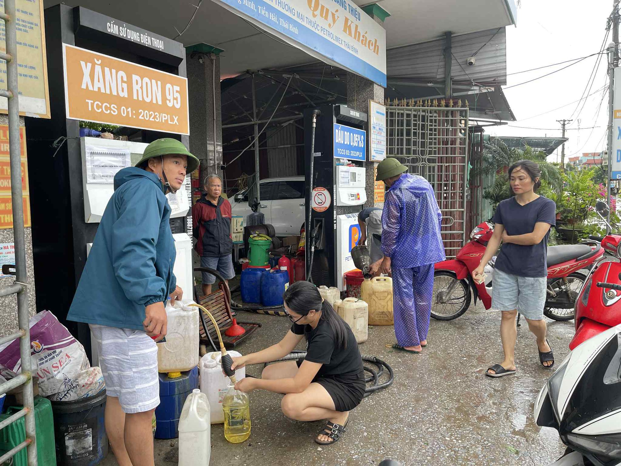 Trực tiếp bão số 3 Wipha: Bão áp sát đất liền nhưng nhiều nơi trời hửng nắng, liệu có bất thường?- Ảnh 17. Trực tiếp bão số 3 Wipha: Bão áp sát đất liền nhưng nhiều nơi trời hửng nắng, liệu có bất thường?- Ảnh 17.