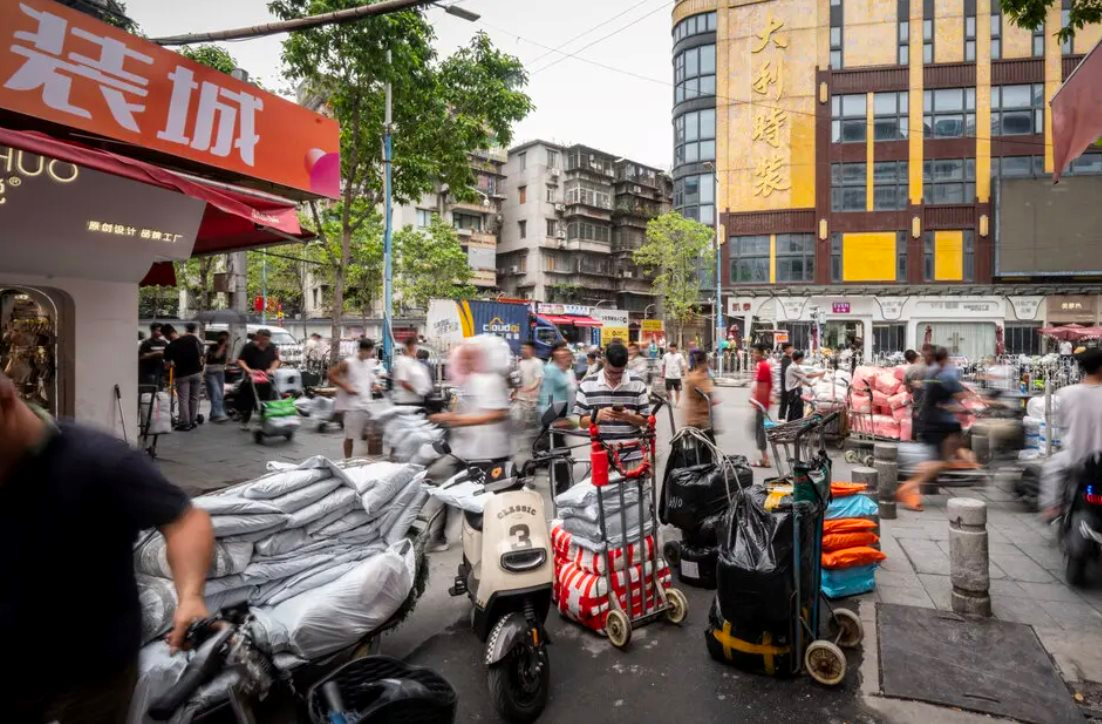 'Họ tự đẩy mình vào đường cùng' - Tiếng kêu than của thương nhân trước cuộc chiến giảm giá của Trung Quốc: Công ty chấp nhận thua lỗ, là 'xác sống' vẫn cố hoạt động - Ảnh 2.