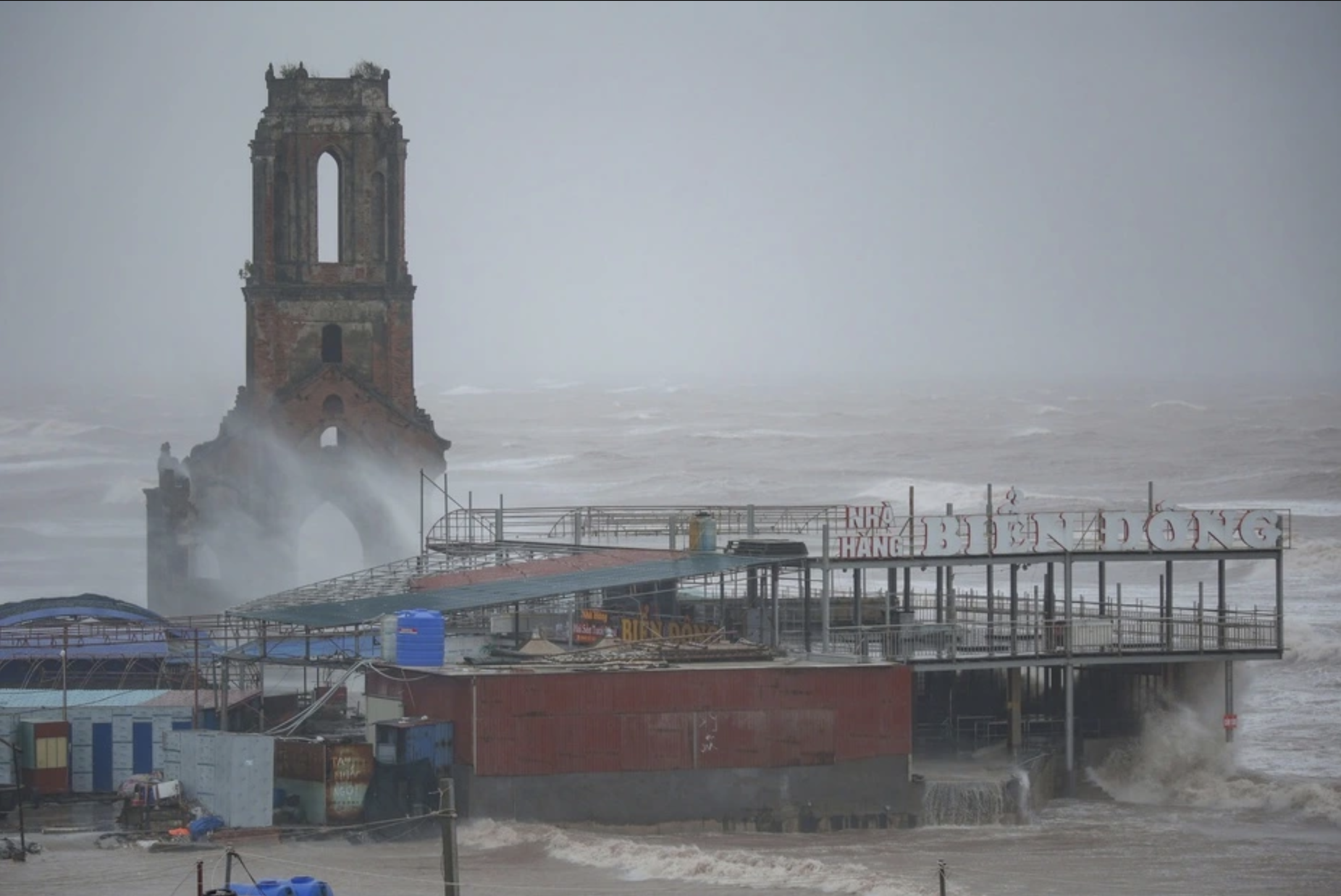 Toàn cảnh bão số 3 Wipha đổ bộ: Suy yếu khi vào đất liền vẫn gây mưa lớn, tăng nguy cơ lũ quét và sạt lở- Ảnh 1. Toàn cảnh bão số 3 Wipha đổ bộ: Suy yếu khi vào đất liền vẫn gây mưa lớn, tăng nguy cơ lũ quét và sạt lở- Ảnh 1.
