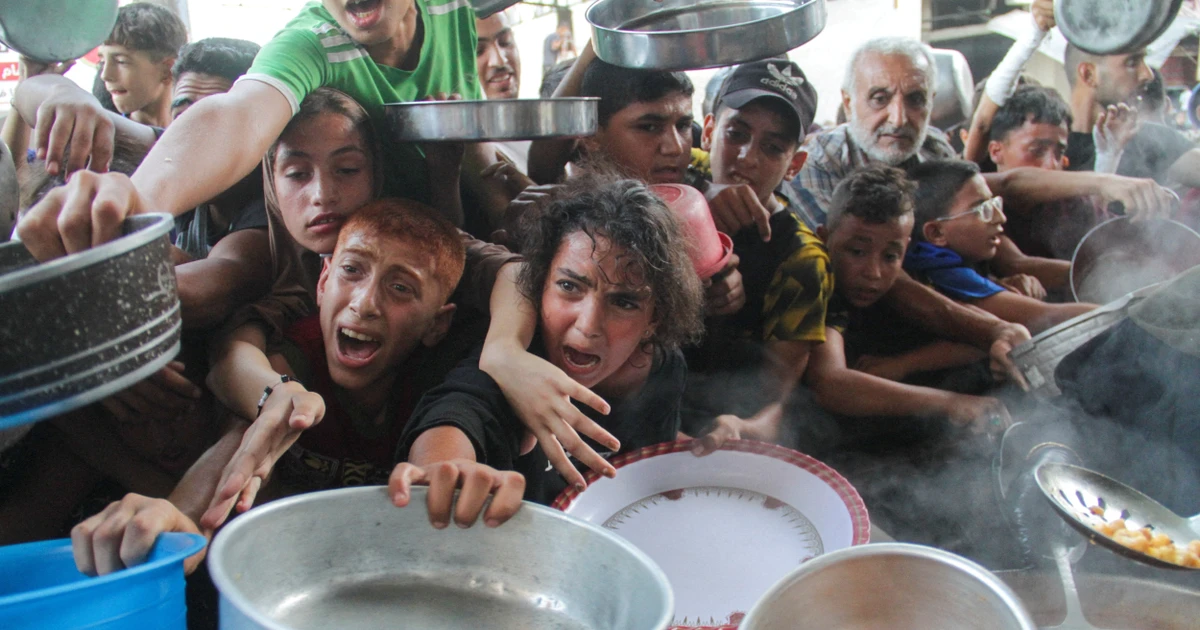 Qu&acirc;n đội Israel tuy&ecirc;n bố ngừng bắn theo giờ để l&agrave;m dịu nạn đ&oacute;i ở Dải Gaza - Ảnh 3.