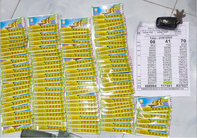 Cầm 14 tờ vé số đi đổi thưởng: Tra bảng kết quả, người đàn ông sững sờ - Ảnh 2.