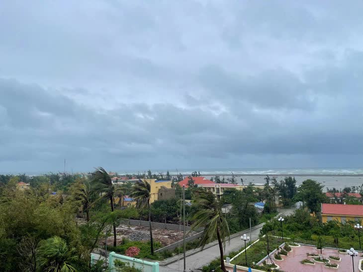 Trực tiếp bão số 3 Wipha: Bão áp sát đất liền nhưng nhiều nơi trời hửng nắng, liệu có bất thường?- Ảnh 9. Trực tiếp bão số 3 Wipha: Bão áp sát đất liền nhưng nhiều nơi trời hửng nắng, liệu có bất thường?- Ảnh 9.