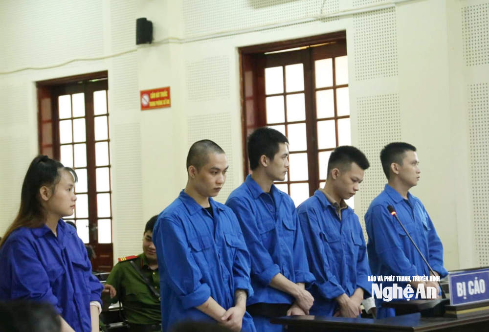 Nam thanh niên 2003 lên mạng giả gái xinh, ‘tán đổ’ cụ ông 68 tuổi ở Lâm Đồng, rồi rút sạch 19,3 tỷ đồng - Ảnh 1.