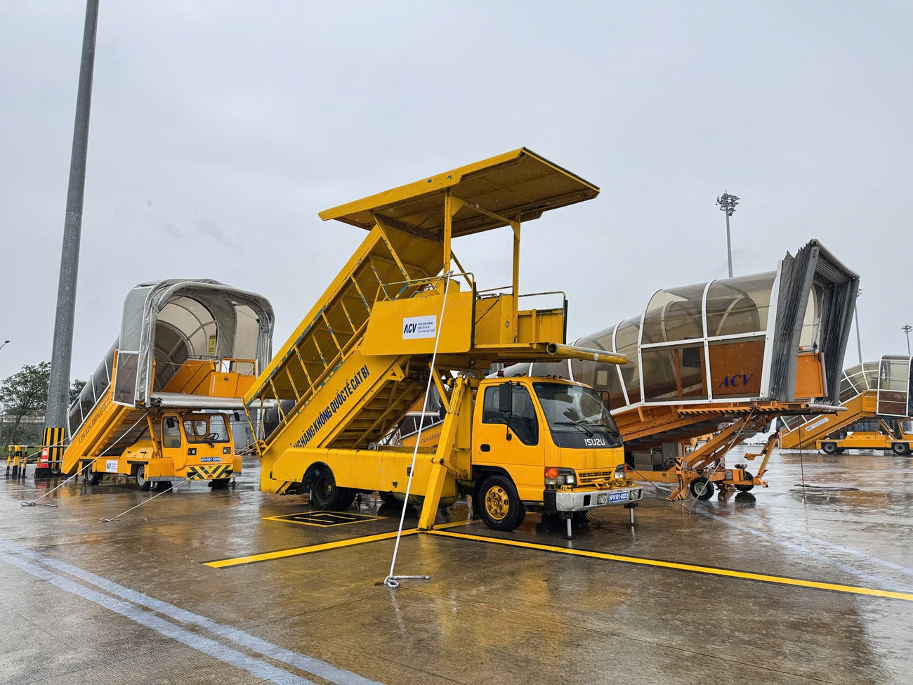 Cận cảnh chằng néo máy bay ứng phó bão số 3 tại việt nam - Ảnh 13.