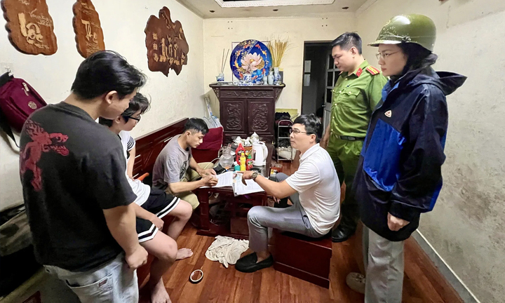 Hà Nội di dân khỏi chung cư nguy hiểm Trước bão Wipha đổ bộ - Ảnh 1. Hà Nội di dân khỏi chung cư nguy hiểm Trước bão Wipha đổ bộ - Ảnh 1.