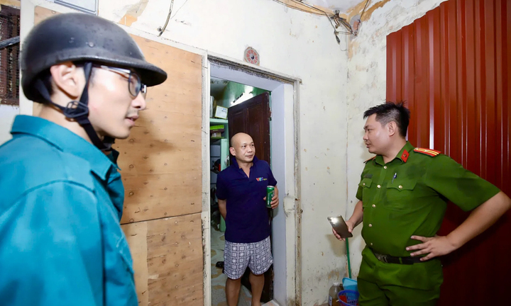 Hà Nội di dân khỏi chung cư nguy hiểm Trước bão Wipha đổ bộ - Ảnh 2. Hà Nội di dân khỏi chung cư nguy hiểm Trước bão Wipha đổ bộ - Ảnh 2.