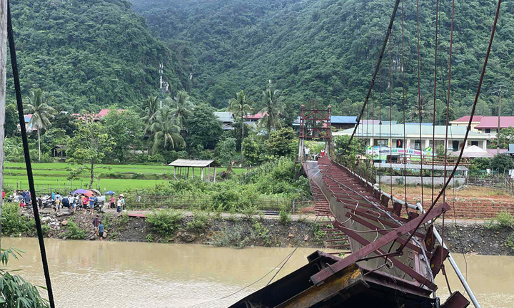 Cầu treo Pa Thơm đứt cáp , xe chở cán bộ xã rơi xuống sông Nậm Núa - Ảnh 2. Cầu treo Pa Thơm đứt cáp , xe chở cán bộ xã rơi xuống sông Nậm Núa - Ảnh 2.