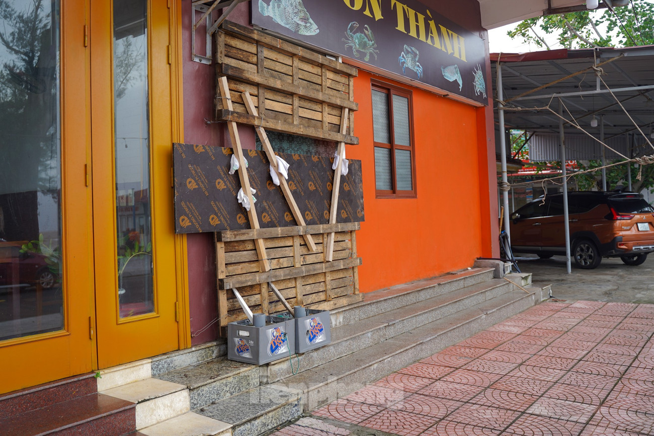 Phớt lờ cảnh báo , người từ Hà Nội đổ về Đồ Sơn check - in đón bão số 3 - Ảnh 15. Phớt lờ cảnh báo , người từ Hà Nội đổ về Đồ Sơn check - in đón bão số 3 - Ảnh 15.