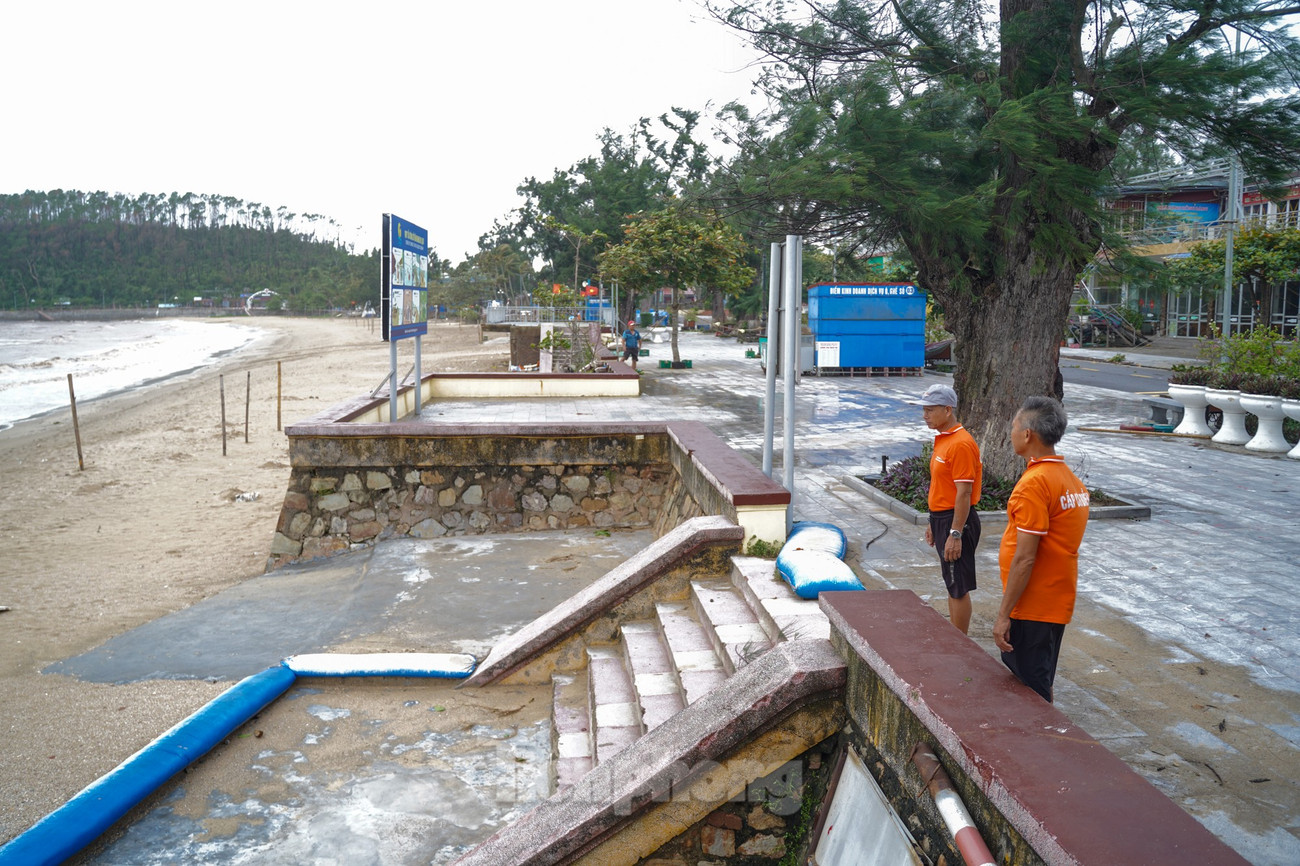 Phớt lờ cảnh báo , người từ Hà Nội đổ về Đồ Sơn check - in đón bão số 3 - Ảnh 20. Phớt lờ cảnh báo , người từ Hà Nội đổ về Đồ Sơn check - in đón bão số 3 - Ảnh 20.