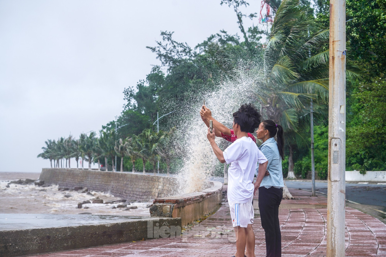 Phớt lờ cảnh báo , người từ Hà Nội đổ về Đồ Sơn check - in đón bão số 3 - Ảnh 12. Phớt lờ cảnh báo , người từ Hà Nội đổ về Đồ Sơn check - in đón bão số 3 - Ảnh 12.