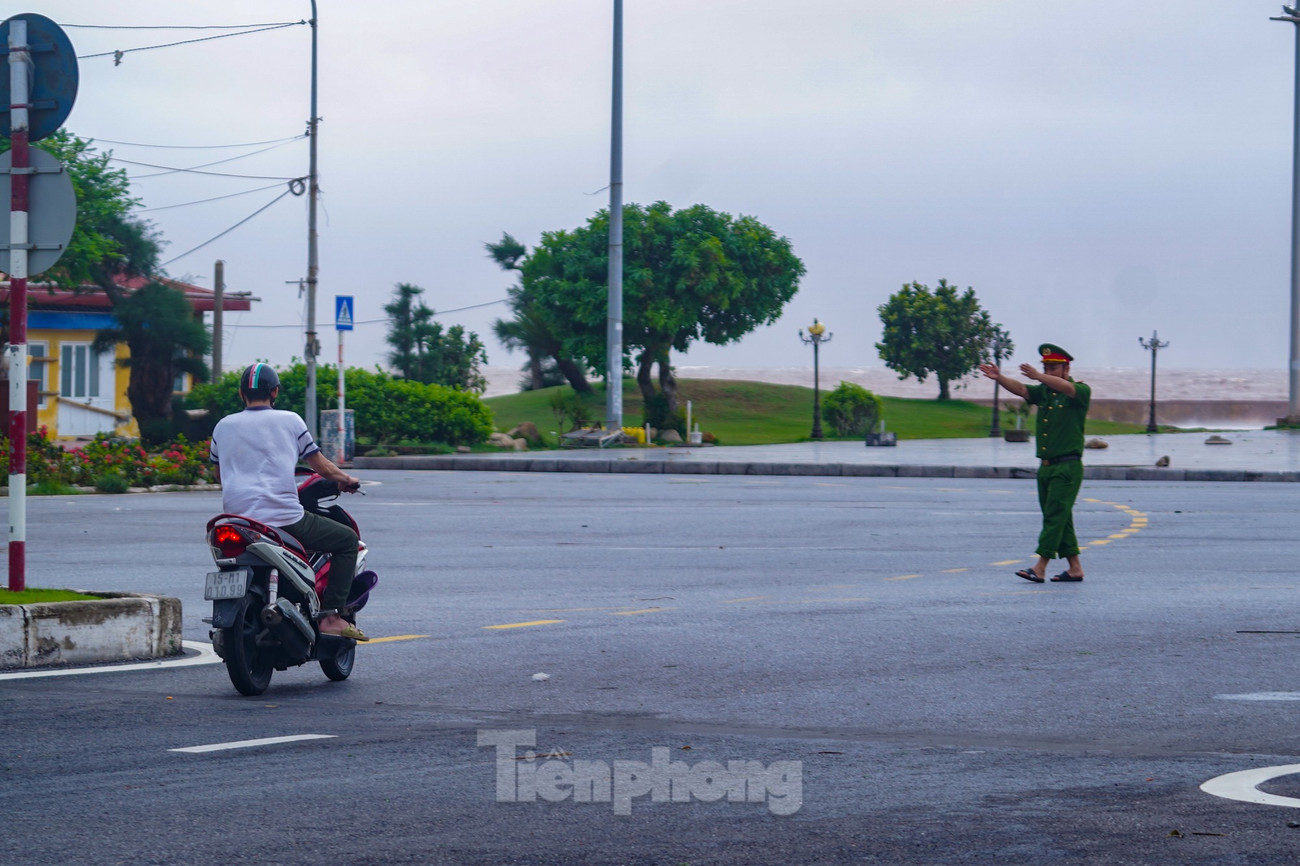 Phớt lờ cảnh báo , người từ Hà Nội đổ về Đồ Sơn check - in đón bão số 3 - Ảnh 6. Phớt lờ cảnh báo , người từ Hà Nội đổ về Đồ Sơn check - in đón bão số 3 - Ảnh 6.