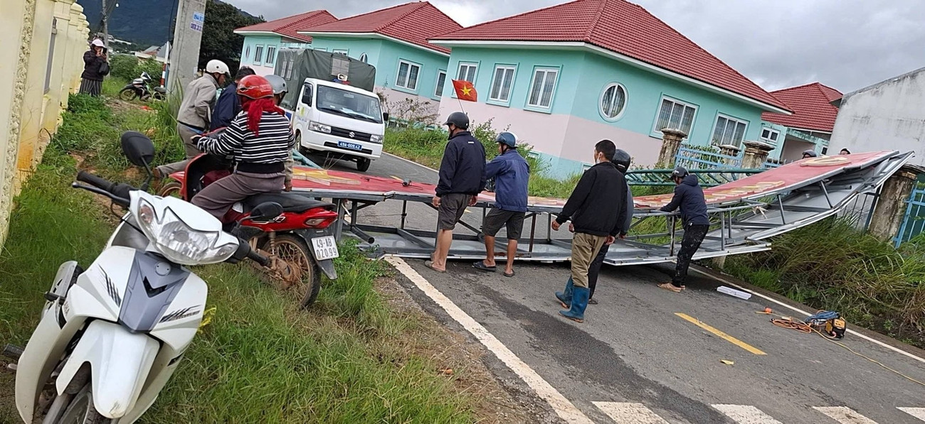 Trực tiếp: Bão số 3 Wipha giật cấp 10 đang ở đất liền Ninh Bình - Thanh Hóa; cảnh báo lũ quét các khu vực- Ảnh 1. Trực tiếp: Bão số 3 Wipha giật cấp 10 đang ở đất liền Ninh Bình - Thanh Hóa; cảnh báo lũ quét các khu vực- Ảnh 1.