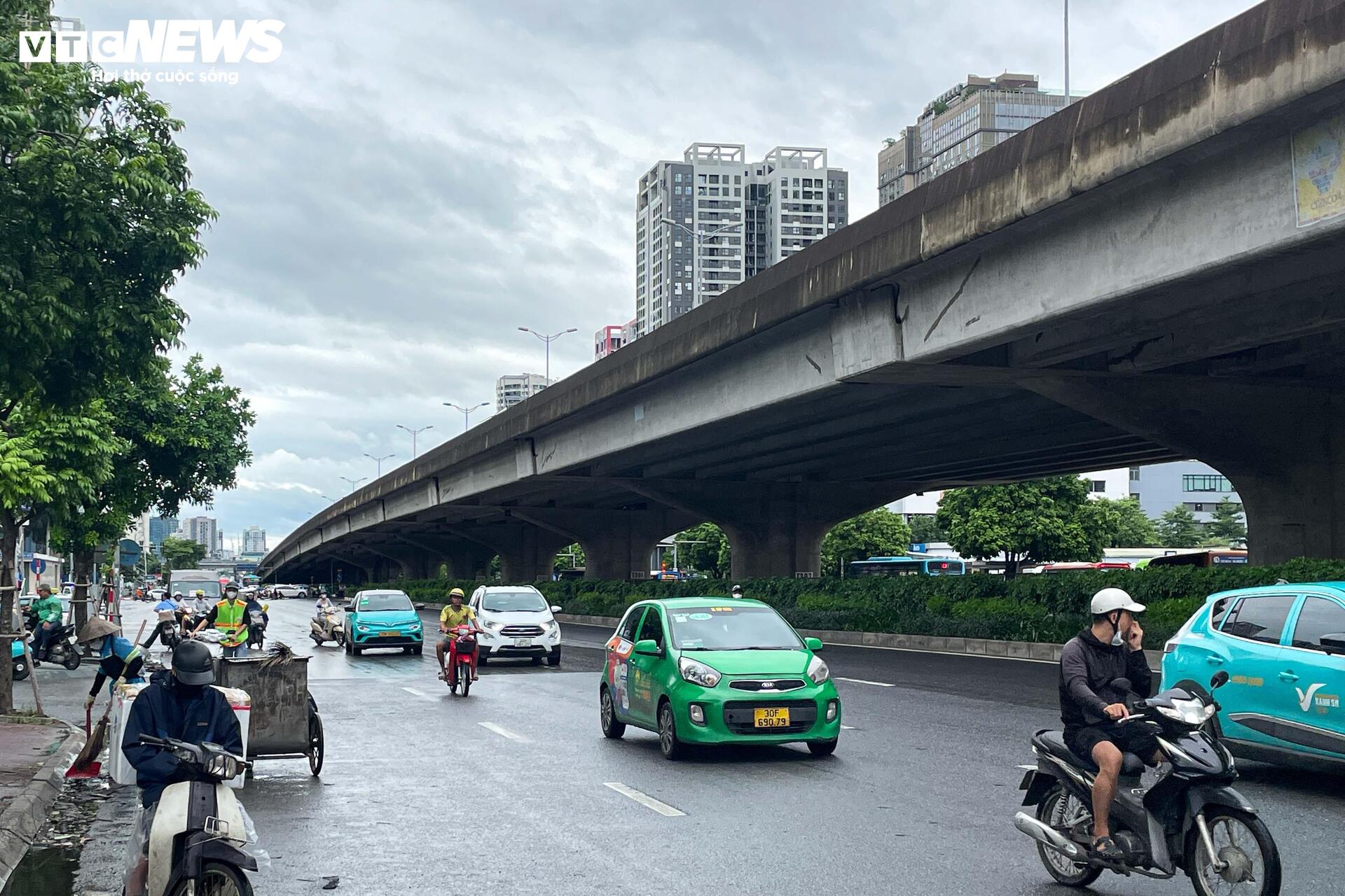 Đường phố Hà Nội vắng vẻ ngày bão số 3 Wipha đổ bộ - Ảnh 3.