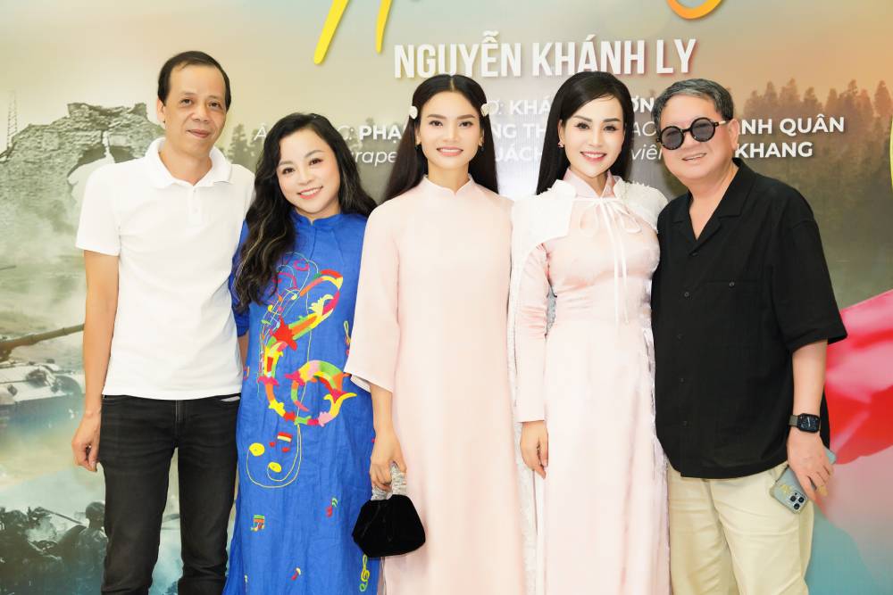 Tiến sĩ, ca sĩ Khánh Ly xúc động khi hát ở Nghĩa trang Liệt sĩ Trường Sơn - Ảnh 2.