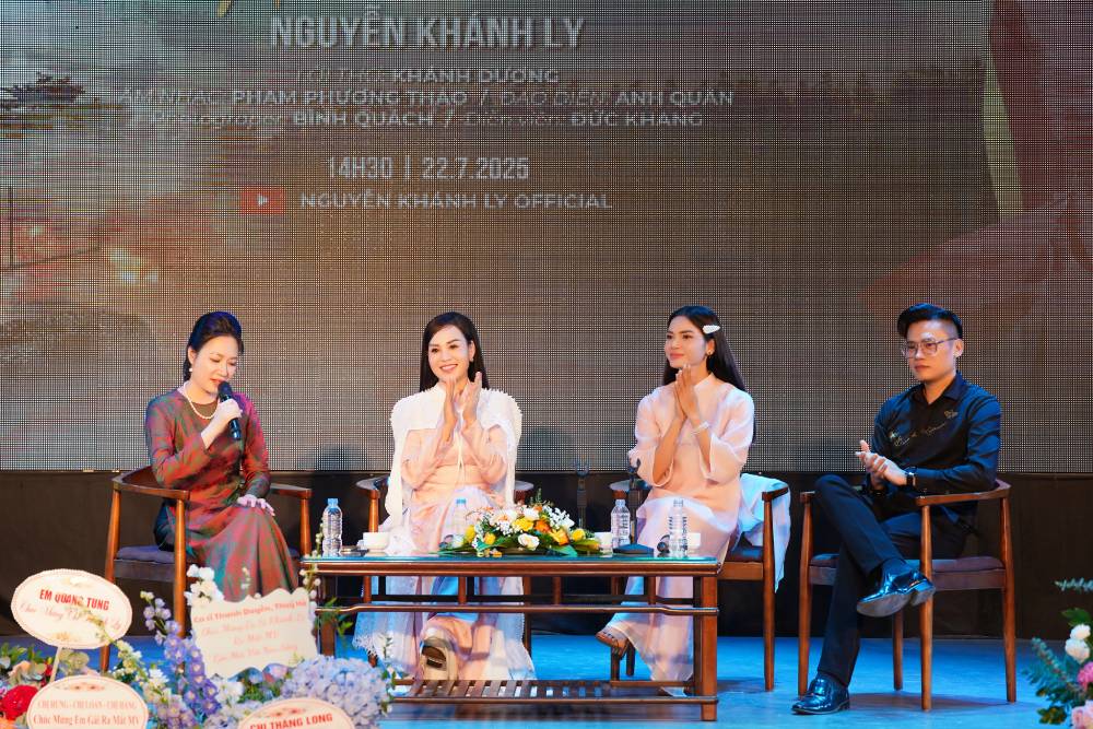 Tiến sĩ, ca sĩ Khánh Ly xúc động khi hát ở Nghĩa trang Liệt sĩ Trường Sơn - Ảnh 4.