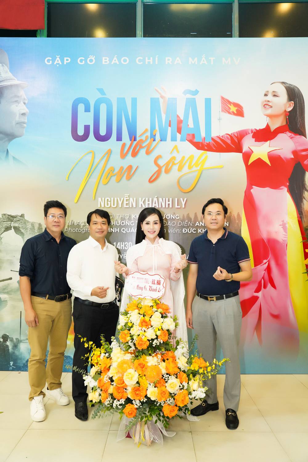 Tiến sĩ, ca sĩ Khánh Ly xúc động khi hát ở Nghĩa trang Liệt sĩ Trường Sơn - Ảnh 1.