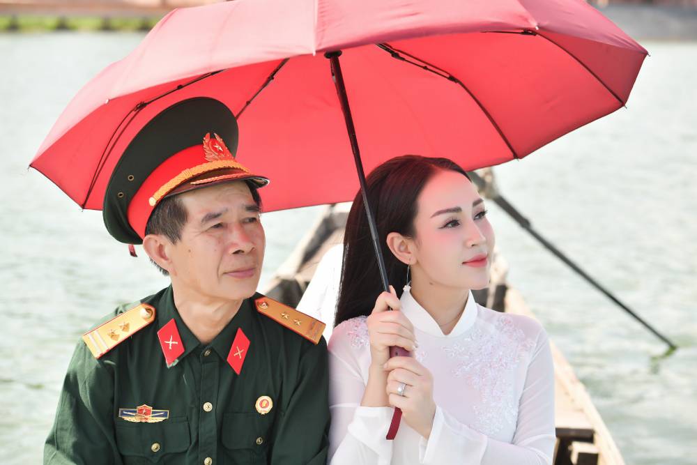 Tiến sĩ, ca sĩ Khánh Ly xúc động khi hát ở Nghĩa trang Liệt sĩ Trường Sơn - Ảnh 5.